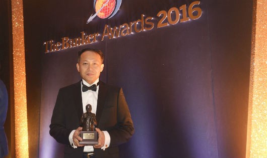 Ông Hàn Ngọc Vũ - Tổng Giám đốc VIB nhận giải thưởng Bank of The Year 2016