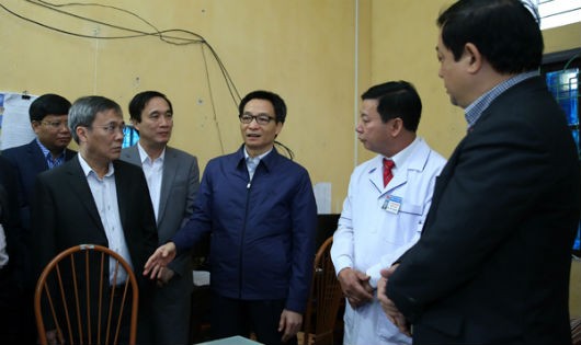 Phó Thủ tướng Vũ Đức Đam trao đổi với lãnh đạo tỉnh Phú Thọ, Bảo hiểm xã hội Việt Nam, Bộ Y tế tại trạm y tế xã Yên Tập, huyện Cẩm Khê. Ảnh: VGP