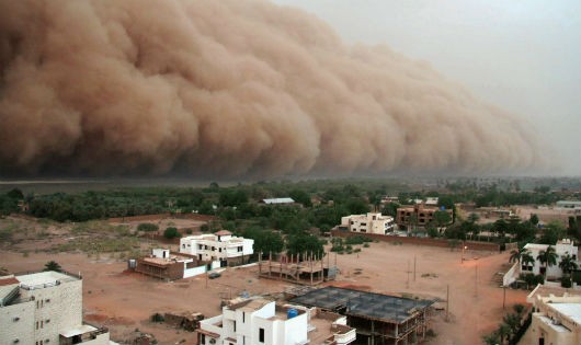 Bão cát xâm lấn đất đai, nhà cửa ở Sudan.
