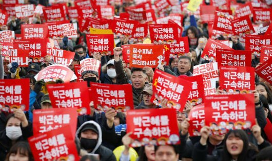 Người dân Hàn Quốc biểu tình đòi bà Park từ chức. Ảnh: Reuters