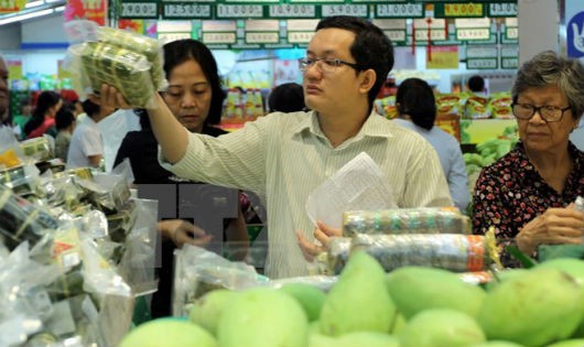 Người tiêu dùng chọn lựa rau củ quả tại siêu thị