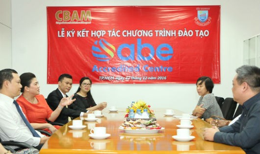 Bà Đỗ Thị Kim Liên - Hiệu trưởng Trường Đào tạo Quản lý Doanh nghiệp (CBAM) trao đổi về chương trình đào tạo ABE
