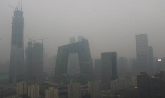 Các tòa nhà ở Bắc Kinh chìm trong khói bụi. Ảnh: Reuters
