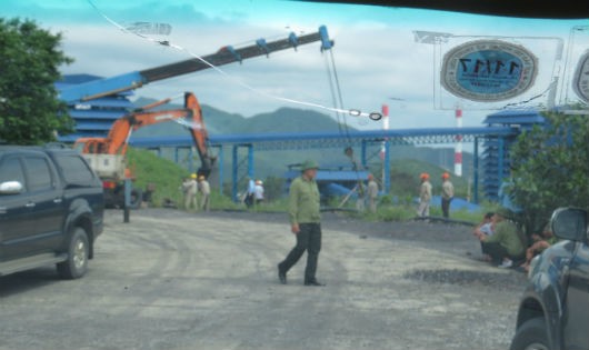 Hàng rào của Cty Cổ phần Kho vận Cảng Cẩm Phả bị cho là đang xây trên diện tích đang tranh chấp với Cty Thiên Thuận Tường?
