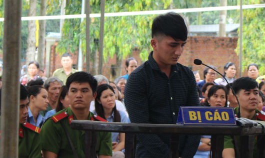 Nguyễn Đình Chung tại phiên xét xử. Ảnh Dân trí