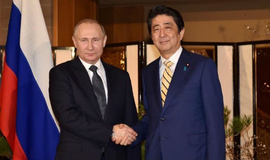 Tổng thống Nga Putin và Thủ tướng Nhật Abe. Ảnh: Reuters