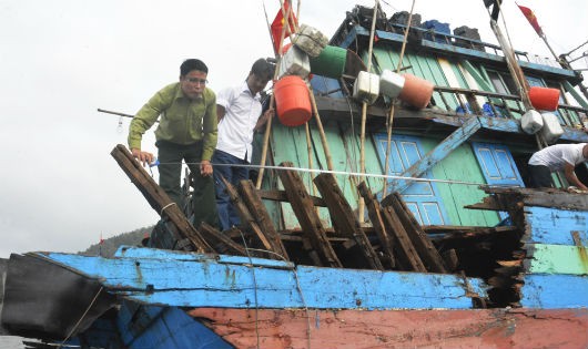 Tàu cá hư hỏng được lai dắt vào bờ phải mất hơn 1 tháng sửa chữa