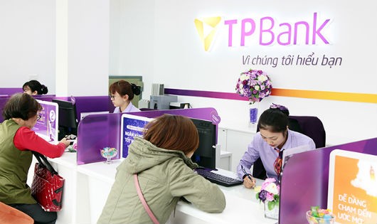 Những khách hàng đầu tiên đến giao dịch tại TPBank Hà Đông ngay trong ngày khai trương