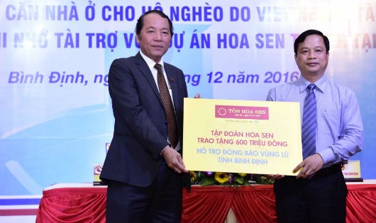 Ông Trần Ngọc Chu - Phó Chủ tịch HĐQT, Tổng giám đốc Tập đoàn Hoa Sen  trao bảng tượng trưng ủng hộ lũ lụt đồng bào tỉnh Bình Định cho ông Nguyễn Tuấn Thanh - PCT UBND Tỉnh