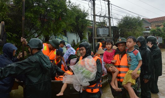 Cán bộ, chiến sĩ Lữ đoàn Phòng không 573 di dời người dân phường Bình Định, thị xã An Nhơn, tỉnh Bình Định đến nơi an toàn