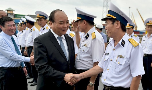 Thủ tướng Nguyễn Xuân Phúc thăm hỏi cán bộ nhân viên TCT Tân Cảng Sài Gòn