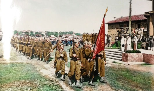 Lễ duyệt binh trong ngày khai giảng 26/5/1946. Trường Võ bị Trần Quốc Tuấn đón nhận lá cờ thêu 6 chữ vàng của Bác Hồ