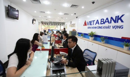 Khách hàng giao dịch tại VietABank