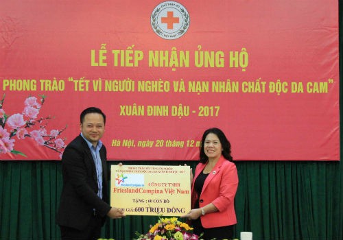 Đại diện FrieslandCampina Việt Nam (bên trái) trao bảng tượng trưng cho Chủ tịch Trung ương Hội Chữ thập đỏ Việt Nam
