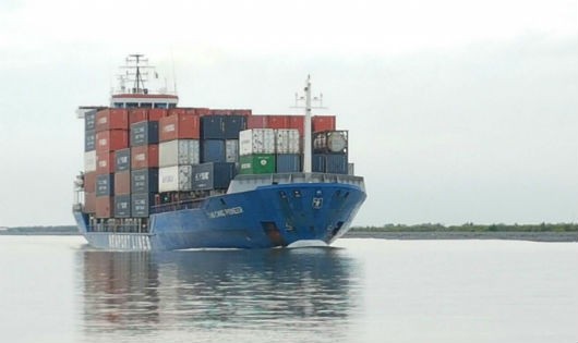 Tàu container đi trên kênh Tắt để vào sông Hậu