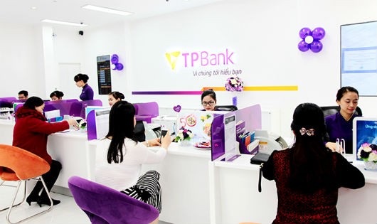 Khách hàng giao dịch tại TPBank Thanh Hoá trong ngày đầu tiên khai trương