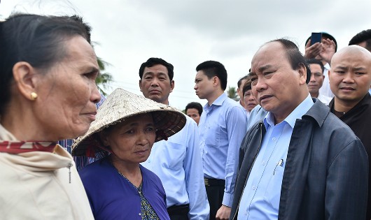 Thủ tướng Nguyễn Xuân Phúc thăm hỏi bà con nhân dân vùng lũ