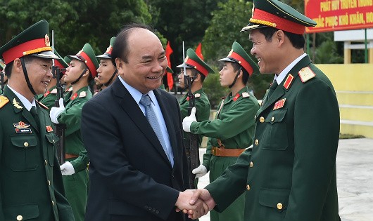 Thủ tướng thăm hỏi cán bộ, chiến sĩ Lữ đoàn 242. Ảnh: VGP/Quang Hiếu