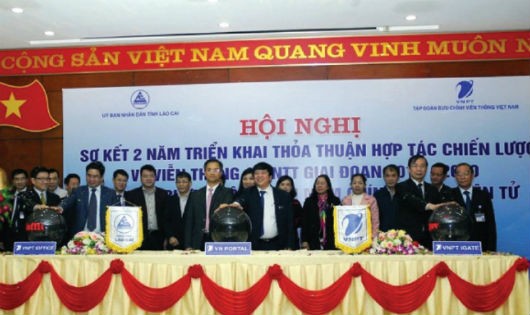 Đại diện lãnh đạo tỉnh Lào Cai và VNPT cùng chính thức đưa vào sử dụng 3 giải pháp CNTT thuộc bộ giải pháp Chính phủ điện tử của VNPT