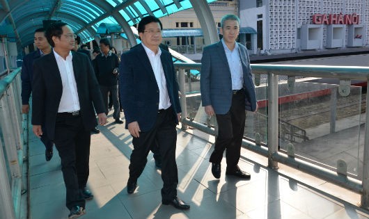Phó Thủ tướng Trịnh Đình Dũng thị sát các công trình cải tạo ga Hà Nội