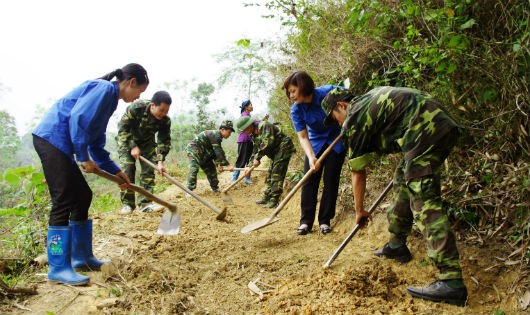 Các chiến sỹ trẻ Bộ CHQS tỉnh cùng thanh niên địa phương giúp dân thôn Khau Cút, xã Nông Thượng, TP Bắc Kạn làm đường nông thôn
