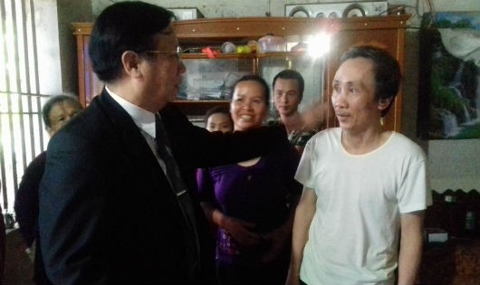 Luật sư Lê Xuân Thảo (trái) người đem đến phép màu giải oan cho ông Hàn Đức Long