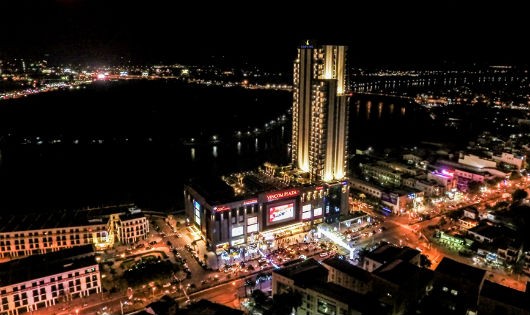 Vinpearl Cần Thơ Hotel, tòa nhà cao nhất Đồng Bằng Sông Cửu Long rực rỡ về đêm