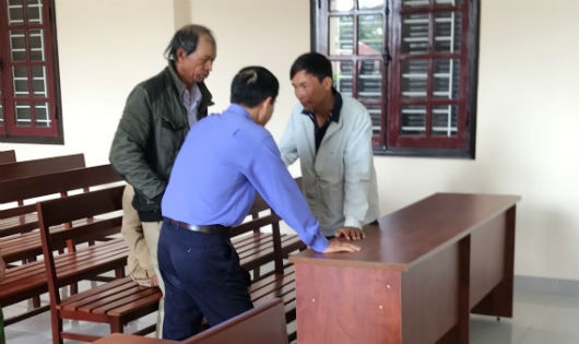 Trước giờ xử án, ông Lê Quang Thấm - Viện trưởng VKSND huyện Lạc Dương (người quay lưng) “gặp mặt” người bị hại và người làm chứng cho bị hại