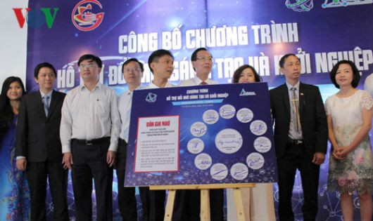 Lãnh đạo TP Hồ Chí Minh cùng đại diện doanh nghiệp ký kết bản ghi nhớ Phối hợp thúc đẩy hệ sinh thái khởi nghiệp thành phố. Ảnh VOV