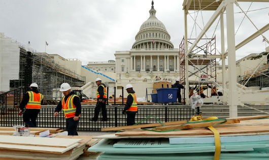 Các công nhân đang xây dựng bục xem cho người dân tại lễ nhậm chức của ông Trump. Ảnh: NYT