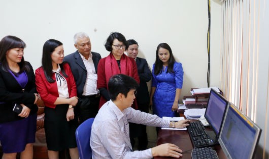 Tổng Giám đốc BHXH Việt Nam Nguyễn Thị Minh cùng lãnh đạo Vụ Pháp chế, Trung tâm CNTT kiểm tra hoạt động của hệ thống "Một cửa điện tử tập trung” trước khi chính thức vận hành