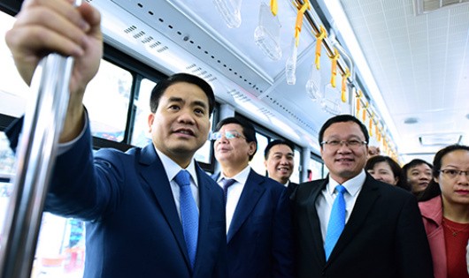 Chủ tịch UBND TP Hà Nội Nguyễn Đức Chung trải nghiệm trên tuyến buýt nhanh sáng 31/12. Ảnh: Giang Huy