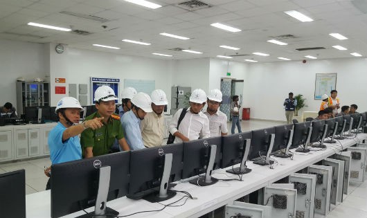 Các cơ quan chức năng thăm quan phòng điều khiển trung tâm Nhà máy Nhiệt Vĩnh Tân II (Bình Thuận)