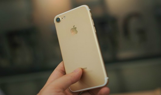 iPhone 7 qua sử dụng có ngoại hình đẹp, nhiều máy chỉ sạc 1-2 lần, giá bán hiện ở mức 13,5 triệu đồng. Ảnh: Thành Duy.