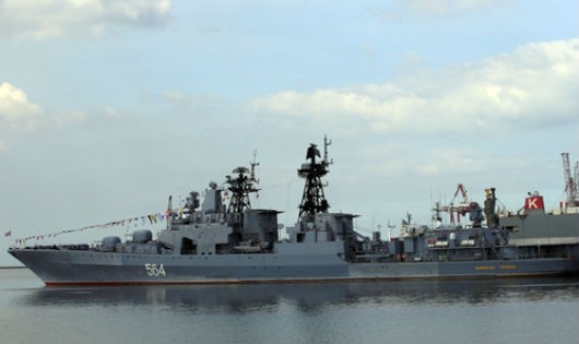 Tàu chống ngầm Đô đốc Tributs neo tại cảng ở Philippines ngày 3/1. Ảnh: Reuters