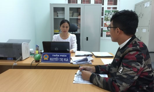Thẩm phán Nguyễn Thị Ngà trao đổi với PV