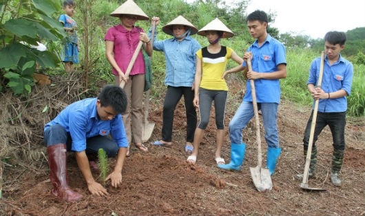 Bộ đội Nông Lâm trường 461 hướng dẫn bà con bản Song Phe trồng rừng