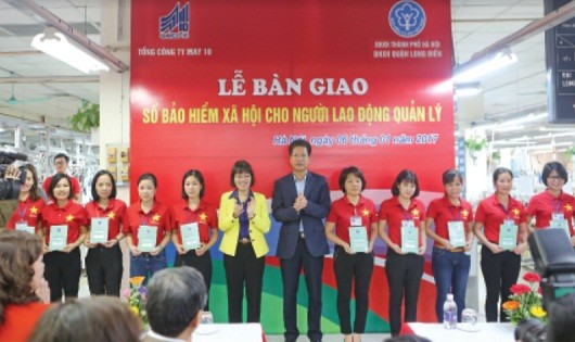 Phó Tổng Giám đốc BHXH Việt Nam Trần Đình Liệu và Tổng Giám đốc TCty May 10 Nguyễn Thị Thanh Huyền trao sổ BHXH cho NLĐ