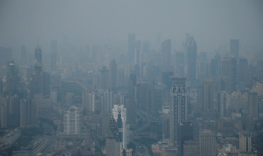 Toàn cảnh các tòa nhà ở quận Puxi nhìn từ Jin Mao Tower trong thời tiết sương mù ở Thượng Hải, Trung Quốc. Ảnh: REUTERS / Aly Song