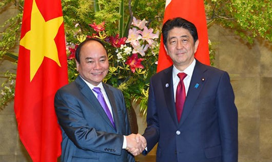 Thủ tướng Nguyễn Xuân Phúc gặp Thủ tướng Shinzo Abe gặp nhau trong chuyến thăm Nhật của Thủ tướng Phúc hồi tháng 5/2016. Ảnh: VOV