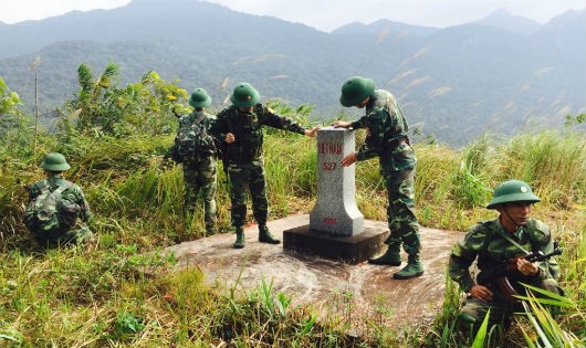 Lực lượng Đồn Biên phòng Cửa khẩu quốc tế Cha Lo - BĐBP Quảng Bình tuần tra, kiểm tra cột mốc