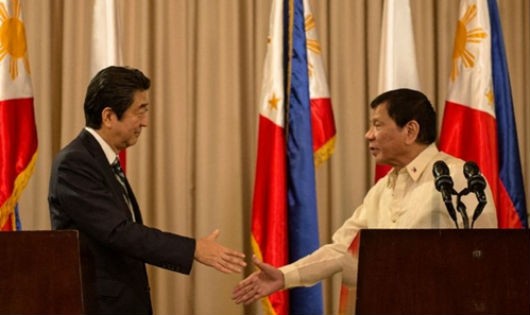 Thủ tướng Nhật Shinzo Abe và Tổng thống Philippines Rodrigo Duterte bắt tay tại Manila. Ảnh: Rappler/VnE