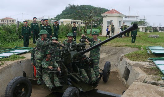 Kiểm tra công tác sẵn sàng chiến đấu ở  Đại đội 12,7mm Ban CHQS huyện đảo Lý Sơn, tỉnh Quảng Ngãi