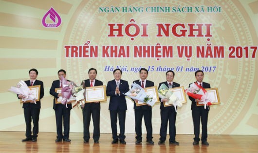 Ông Dương Quyết Thắng - Tổng Giám đốc NHCSXH Việt Nam - chúc mừng các tập thể, cá nhân vinh dự nhận Huân chương Lao động của Chủ tịch nước