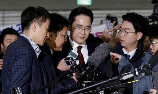 Ông Lee Jae-Yong (giữa). Ảnh: Reuters