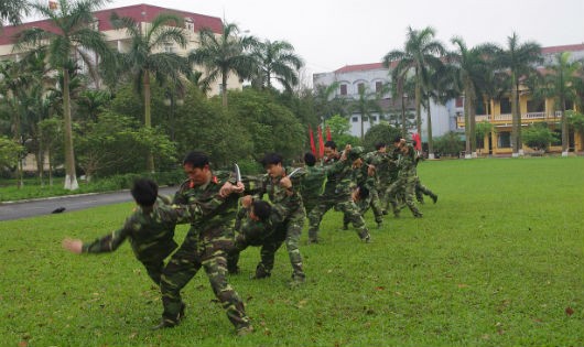 Cán bộ, chiến sĩ Đại đội trinh sát, BCH quân sự tỉnh Nam Định luyện tập nâng cao khả năng chiến đấu