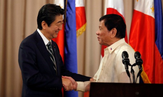 Thủ tướng Nhật Bản Shinzo Abe (trái) và Tổng thống Philippines Rodrigo Duterte