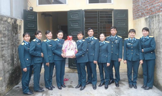 Đồng chí Trần Thị Hạnh Toàn - Ban Phụ nữ Quân chủng - tặng quà cho gia đình chị Dinh