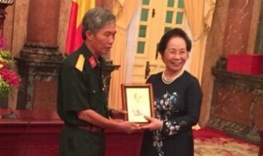 Phó Chủ tịch nước Nguyễn Thị Doan trao danh hiệu Doanh nhân Văn hóa thế kỷ XXI cho ông Đỗ Văn Ngưỡng năm 2015