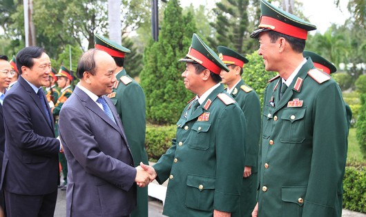 Thủ tướng thăm hỏi cán bộ, chiến sĩ Bộ Tư lệnh Quân khu 5. Ảnh: VGP/Hồng Hạnh
